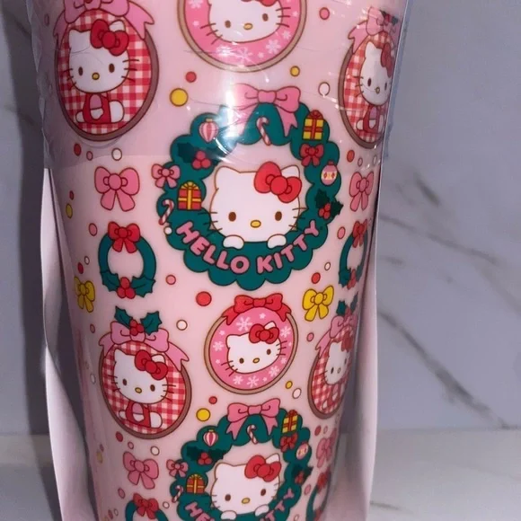Hello kitty Pink Christmas cups - Picture 2 of 5